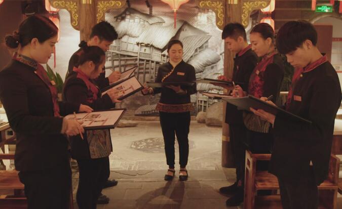 想提高火鍋加盟店利潤(rùn)，得從培養(yǎng)服務(wù)員開始