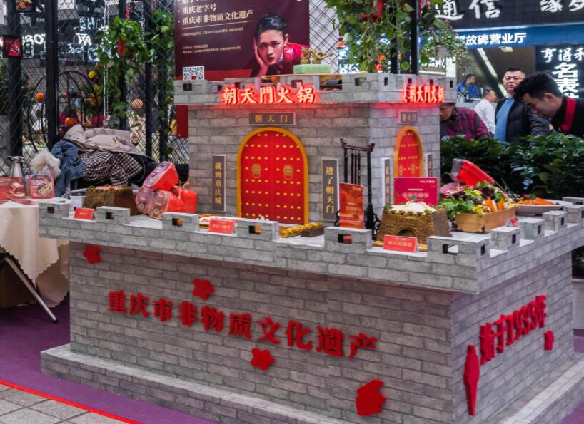 內(nèi)江開火鍋加盟店合適嗎？當(dāng)?shù)厥袌鋈绾危? /> 
</p>
<p>
	1.火鍋店眾多，可行性較高
</p>
<p>
	內(nèi)江雖然有“甜城”之稱，但是當(dāng)?shù)厝巳匀浑x不了麻辣的魂，對火鍋的喜愛是溢于言表的。我們可以看到內(nèi)江的火鍋店數(shù)量并不少，這就說明一個(gè)問題，在內(nèi)江開火鍋店的可行性是非常高的。我們可以對比各個(gè)火鍋店的品牌特色，通過優(yōu)劣分析，找到更加適合市場的發(fā)展道路。
</p>
<p>
	2.人文景觀多，消費(fèi)需求旺
</p>
<p>
	我們都知道，內(nèi)江是一座文化古城，培育了多位杰出的歷史名人，孔子之師萇弘和國畫大師張大千都是其中之一。當(dāng)?shù)氐娜宋?、自然景觀非常多，深厚的文化氛圍吸引了眾多的旅客，由此，助長了當(dāng)?shù)氐南M(fèi)需求，不管什么地方來的游客，只要到了內(nèi)江，肯定都是要吃一吃火鍋的。外來消費(fèi)需求不斷上漲，再加上內(nèi)部本地人對美食的不盡喜愛和執(zhí)著追求，都為在內(nèi)江開火鍋加盟店提供了良好的發(fā)展契機(jī)。
</p>
<p>
	3.品牌雜亂，選擇需謹(jǐn)慎
</p>
<p>
	雖然從以上兩點(diǎn)我們都可以看出，內(nèi)江的火鍋加盟市場非常旺盛，但是并非所有人都能一舉成功，目前的火鍋行業(yè)是火爆與危機(jī)并存的，發(fā)展形勢好，但也面臨著市場混亂，品牌多而雜，市場約束不足等問題，因而，作為投資人我們就得保持應(yīng)有的理性和判斷力，選擇品牌時(shí)要盡可能地選擇那些有一定市場知名度和威望的火鍋品牌。
</p>
<p>
	綜上所述，內(nèi)江是一個(gè)吃火鍋氛圍濃烈的城市，當(dāng)?shù)夭粌H市場好，需求也旺，但是你也應(yīng)該明了的一點(diǎn)是，有開店想法的并不止你一人，大家都在爭分奪秒地?fù)寠Z資源，因此，為了避免好品牌、好門面被他人搶占，建議盡早行動(dòng)。以上就是我們的相關(guān)回答了，如有其它疑問，可給我們留言。
</p>                        </div>
                    </div>
                </div>
                <div   id=
