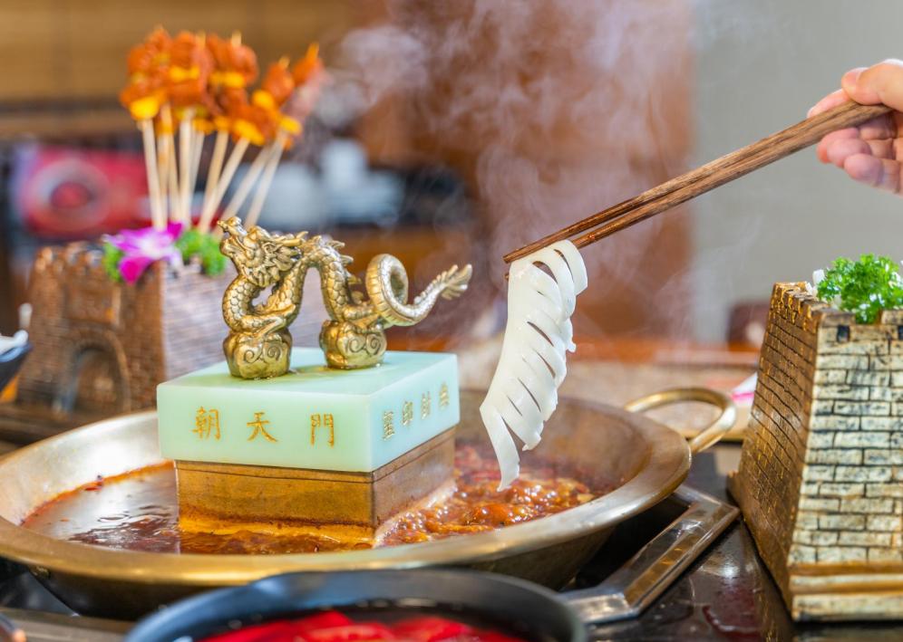 朝天門火鍋人氣如何？排隊(duì)場面堪比“春運(yùn)”！