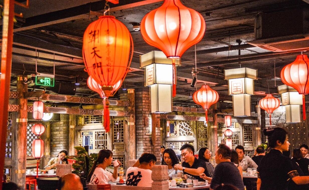 疫情下餐飲店火爆排隊(duì)，經(jīng)營(yíng)秘訣是什么？