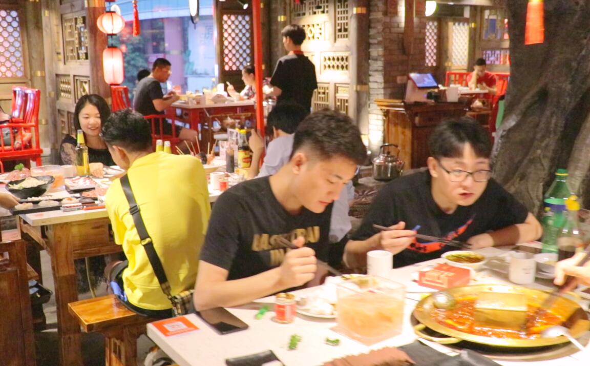 火鍋店桌椅，這么選！居然還提高了營業(yè)額？